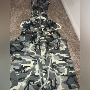 Women’s camo vest , brand new - size xl